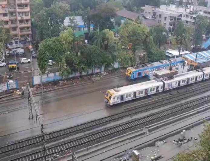 Mumbai Local Update: १२ तास मुसळधार, मुंबईत सखल भागात पाणी; ट्रान्स हार्बर विस्कळीत, मध्य-पश्चिम रेल्वेची स्थिती काय?