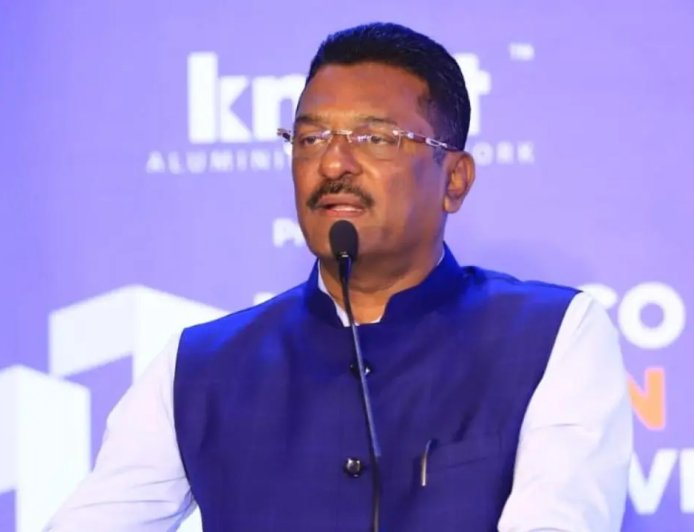 १ ऑगस्टपासून महाराष्ट्रातील व्यावसायिक प्रवासी वाहन चालकांसाठी बॅज अनिवार्य. परिवहन मंत्री प्रताप सरनाईक यांनी महत्त्वाची घोषणा केली आहे. बॅज नसलेल्या चालकांवर कारवाई होण्याची शक्यता व्यक्त करण्यात आली आहे.